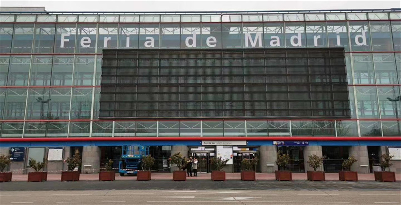 LED Mesh Curtain Giant LED Screen for Shopping Mall (2)